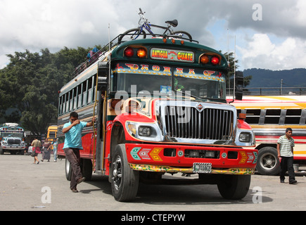 Hell eingerichtete lokale Busse (Huhn Busse) am Busbahnhof in Antigua Guatemala Zentralamerika Stockfoto