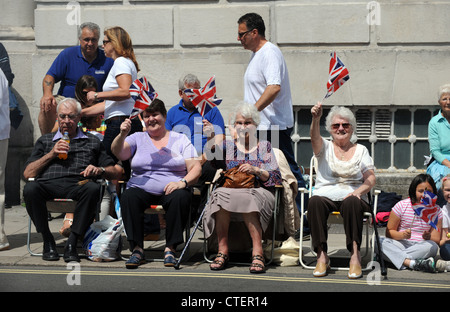 Menschenmassen auf dem Bürgersteig in den Stühlen an der Olympischen Fackel Relais Event in Lewes 17. Juli 2012 Stockfoto