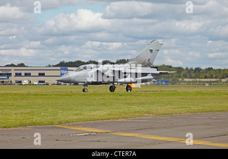Farnborough International Airshow RAF Tornado GR4 Variable-Sweep Flügel Kampfflugzeuge Landung Stockfoto