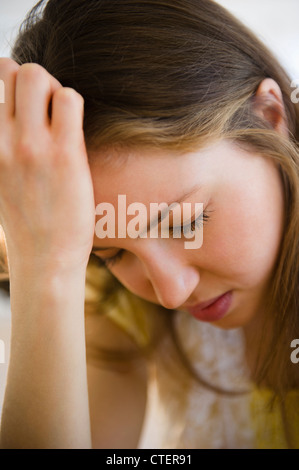 USA, New Jersey, Jersey City, Frau mit Kopf in Händen Stockfoto