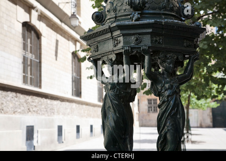 Kunstvolle Wasser-Brunnen in Paris (genannt Wallace-Brunnen) Stockfoto