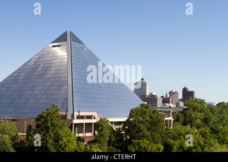 Memphis, Tennessee im Besitz öffentlich Sportarena mit interstate 40 und die Innenstadt von Skyline im Hintergrund. Stockfoto