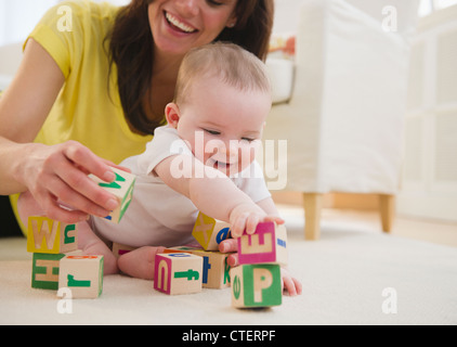 USA, New Jersey, Jersey City, Mutter und Baby Tochter (6-11 Monate) spielt mit Blöcken Stockfoto