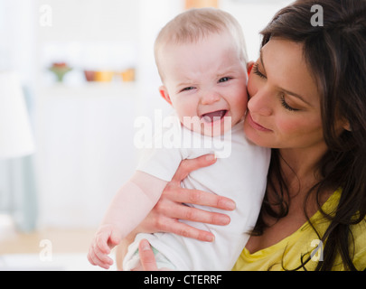 USA, New Jersey, Jersey City, Mutter tröstet Tochter (6-11 Monate) Stockfoto