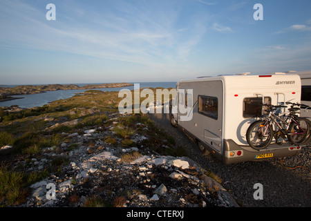 Insel Harris, Schottland. Malerische erhöhter Blick auf ein Wohnmobil lagerten auf Harriss Ostküste, mit Blick auf Loch Flodabay. Stockfoto