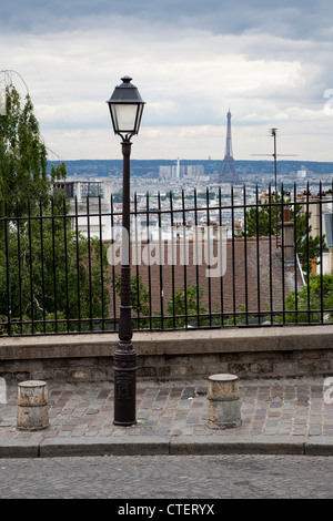 Blick in Richtung Eiffelturm vom Straße in Montmartre, Paris Stockfoto