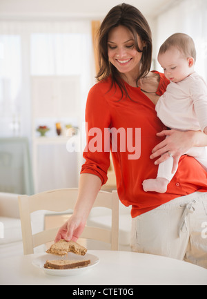 USA, New Jersey, Jersey City, Mutter mit Tochter (6-11 Monate) Brot essen Stockfoto