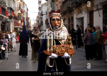 Maskierte Männer gekleidet als biblischen Figuren Fuß durch die Straßen während der Karwoche in Puente Genil, Spanien Stockfoto