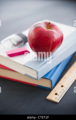 Apfel auf Buch liegend hautnah Stockfoto