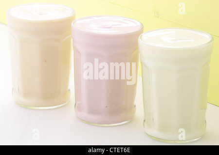 Frisch, gesund und lecker cremig Joghurt in Vintage französischen Glas, der perfekte Snack oder Dessert. Stockfoto