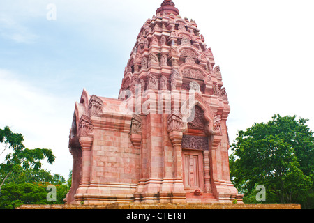 Stock Foto - historische rote Stupa in Thailand gegen blauen Himmel Stockfoto
