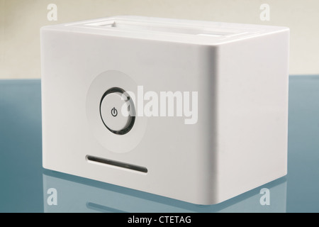 Externe Festplattengehäuse mit Reflex auf Cyan. Stockfoto