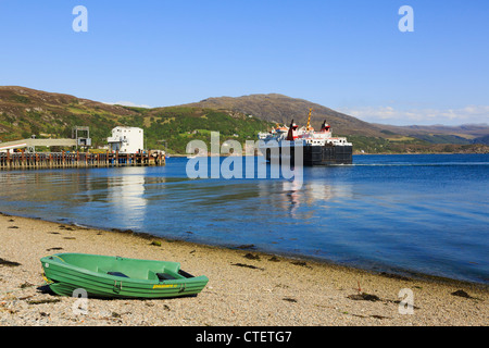 Caledonian MacBrayne Fähre von Stornoway Isle of Lewis, Segeln in den Hafen auf Loch Broom Ullapool Highland Schottland UK Großbritannien Stockfoto