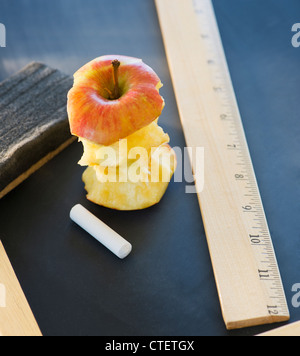 Nahaufnahme von Lavendel und Labor Glaswaren, Studio gedreht Stockfoto