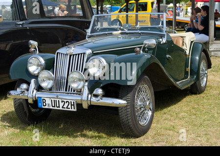 PAAREN IM GLIEN, Deutschland - 26.Mai: Autos MG TF Midget, "Die Oldtimer Show" im MAFZ, 26. Mai 2012 in Paaren Im Glien, Deutschland Stockfoto