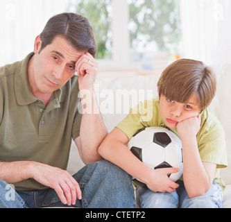 USA, New Jersey, Jersey City, Vater und Sohn (10-11 Jahre) gerade Fußballspiel mit Traurigkeit Stockfoto