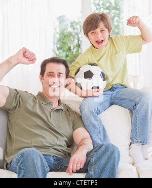 USA, New Jersey, Jersey City, Vater und Sohn (10-11 Jahre) gerade Fußballspiel mit Spannung Stockfoto