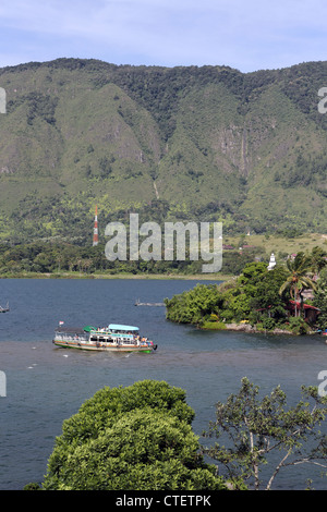 Hölzerne Passagierfähre Abreise nach Parapat von Bagus Bay am Lake Toba Samosir Island. Stockfoto