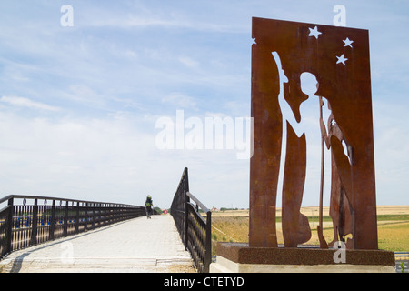 Camino de Santiago in der Nähe von Metall Camino de Santiago Wandern Pilger Skulptur in Fromista, Provinz Palencia, Spanien Stockfoto