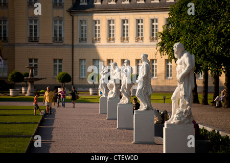 Statuen vor dem Schloss Karlsruhe, Baden-Württemberg, Deutschland Stockfoto