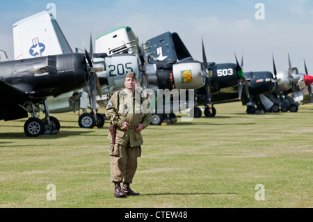 Fancy Dress uns Soldaten vor Flugzeug auf der Flightline im Flying Legends Airshow 2011, Imperial War Museum Duxford Stockfoto