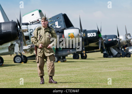 Fancy Dress uns Soldaten vor Flugzeug auf der Flightline im Flying Legends Airshow 2011, Imperial War Museum Duxford Stockfoto