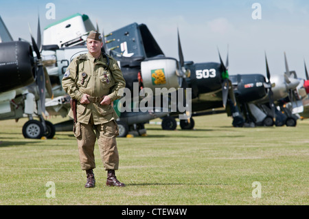 Fancy Dress uns Soldaten vor Flugzeug auf der Flightline im Flying Legends Airshow 2011, Imperial War Museum Duxford Stockfoto