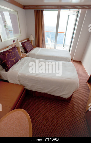 Einrichtung der Hotelzimmer auf Kreuzfahrtschiff - zwei-Bett-Zimmer Stockfoto