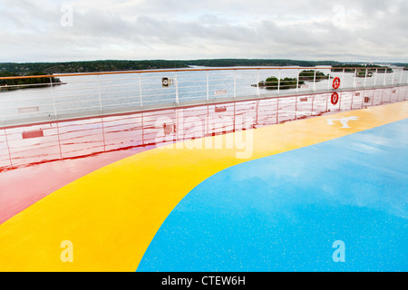 Laufstrecken im Erholungsgebiet am oberen Deck des Kreuzfahrtschiffes Stockfoto