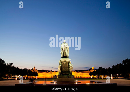 Denkmal für Karl Friedrich von Baden vor der beleuchteten Schloss Karlsruhe, Karlsruhe, Baden-Württemberg, Deutschland Stockfoto