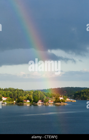 Regenbogen unter kleinen Dorf am Baltischen Meer Stockfoto