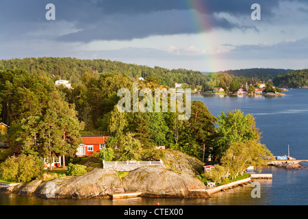 Regenbogen unter kleinen Dorf am Baltischen Meer Stockfoto