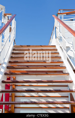 Holzstufen und blauer Himmel auf Kreuzfahrtschiff Stockfoto