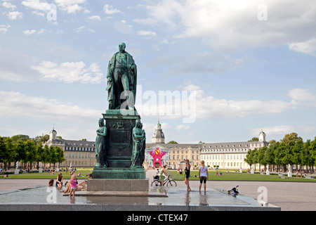 Denkmal für Karl Friedrich von Baden vor dem Schloss Karlsruhe, Karlsruhe, Baden-Württemberg, Deutschland Stockfoto