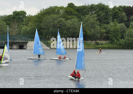 Windsurfer und Segelboote am unteren Behälter Gorton, Debdale Park, Manchester Stockfoto