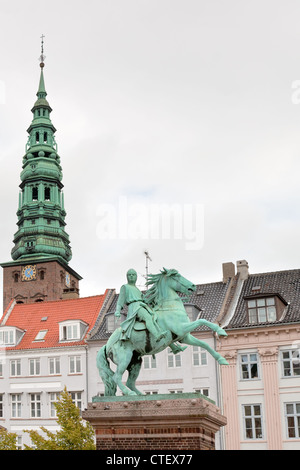 zeigen Sie auf Turm St.-Nikolaus-Kirche und Statue von Absalon in Kopenhagen, Dänemark an Stockfoto