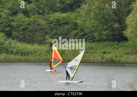 Zwei junge Windsurfer am unteren Behälter Gorton, Debdale Park, Manchester Stockfoto