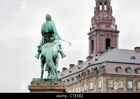 Blick auf Christiansborg Palace Tower und Statue von Absalon in Kopenhagen, Dänemark Stockfoto