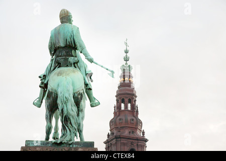 Blick auf Christiansborg Palace Tower und Statue von Absalon in Kopenhagen, Dänemark Stockfoto