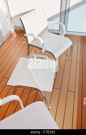 zwei textilen Stühle und Tisch auf dem Balkon des Kreuzfahrtschiffes Stockfoto