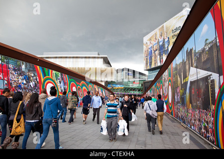 Eingang zu einem belebten Westfield Shopping Centre, Stratford, East London, UK Stockfoto