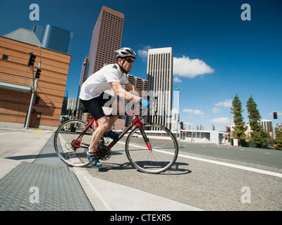 USA, California, Los Angeles, junger Mann Rennrad auf Stadtstraße Stockfoto