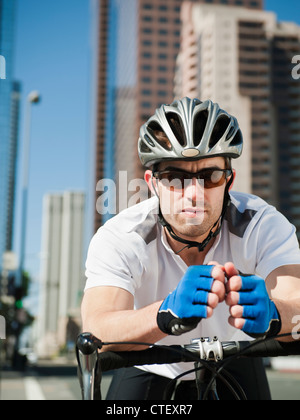 USA, California, Los Angeles, Porträt des jungen Mannes Rennrad auf Stadtstraße Stockfoto