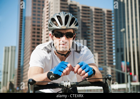 USA, California, Los Angeles, Porträt des jungen Mannes Rennrad auf Stadtstraße Stockfoto