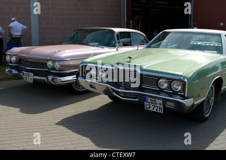 PKW Cadillac Coupe DeVille und Ford LTD Stockfoto