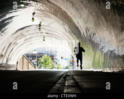 USA, California, Los Angeles, Mann läuft im tunnel Stockfoto