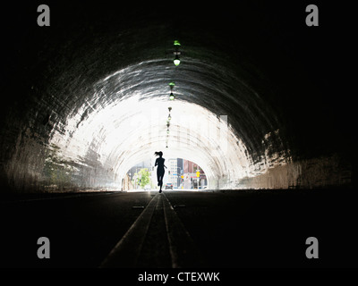 USA, California, Los Angeles, Frau läuft im tunnel Stockfoto