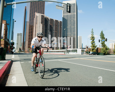 USA, California, Los Angeles, junger Mann Rennrad auf Stadtstraße Stockfoto