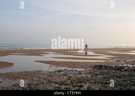 Frankreich, Pas-de-Calais, Hamiot, junge Frau am leeren Strand Stockfoto