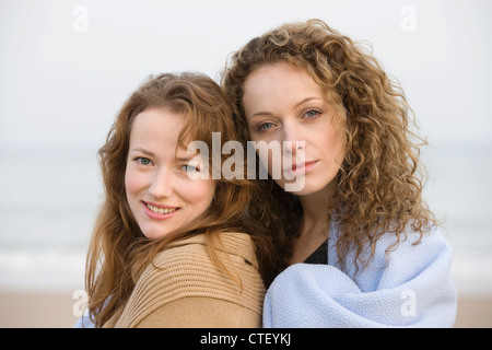 Frankreich, Pas-de-Calais, Hamiot, zwei Frauen am Strand Stockfoto